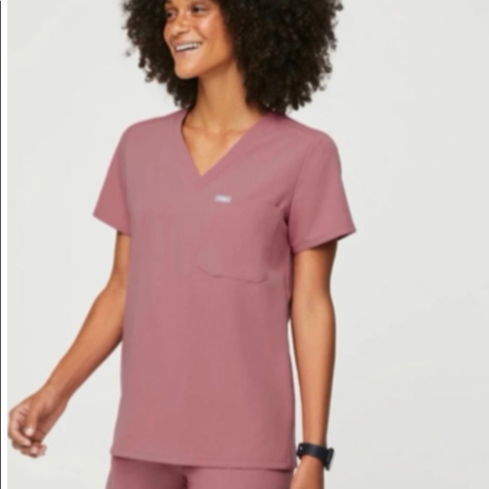 MAUVE FIGS Catarina one-pocket scrub top - M